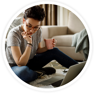 Frau lernt online Deutsch