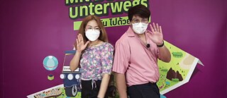 พิธีกรสองคนในสตูดิโอสื่อของสถาบันเกอเธ่ กรุงเทพ