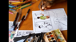 Ein Künstler zeichnet farbig in seinen skizzierten Comic, umrandet von einer Variation an Stiften und Tusche.