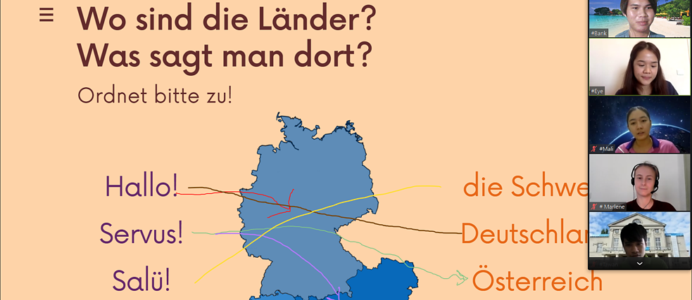 Schüler aus einem Online-Kurs schauen sich eine Deutschlandkarte an.
