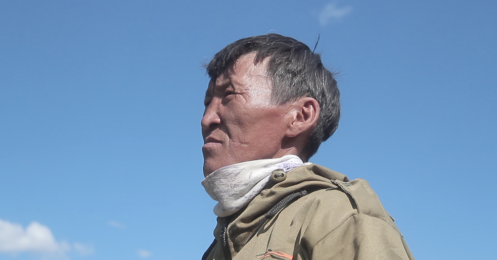 Der Hauptdarsteller im Film „Stado9/Kyusyur“ schaut über die Weite der Arktis. 