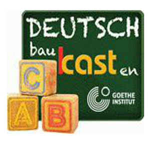 Auf einer Schultafel steht Deutsch-Bau-Kasten, wobei das Wort in seine drei Einzelwörter zerlegt und anders farblich dargestellt wird. Davor liegen drei Holzsteinchen mit einem Buchstaben