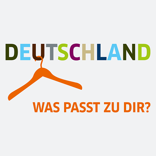 Visual mit bunten Buchstaben und einem Kleiderbügel