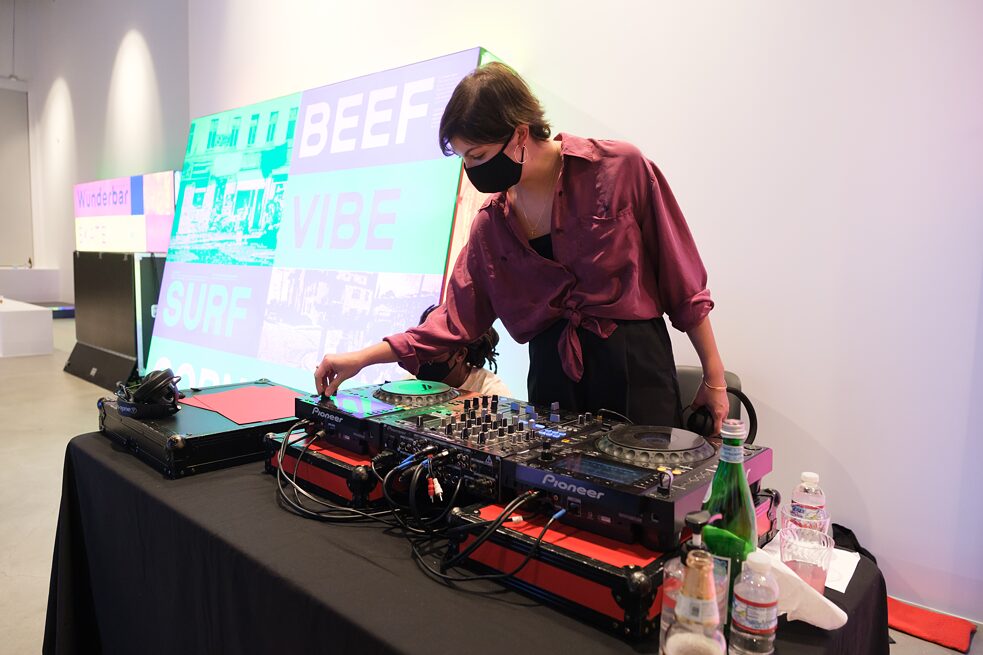 Launch Party Impressionen, DJ Kerry am Abend der Eröffnung im Projektraum.