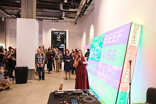 Launch Party Impressionen, Lien Heidenreich-Seleme spricht zu den Gästen am Abend der Eröffnung im Projektraum.