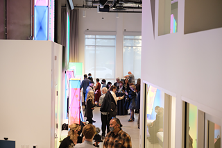 Launch Party Impressionen, Besucher am Abend der Eröffnung im Projektraum. 