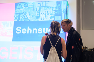 Launch Party Impressionen, Besucher am Abend der Eröffnung im Projektraum.