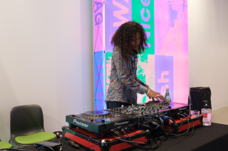 Launch Party Impressionen, Besucher am Abend der Eröffnung im Projektraum.