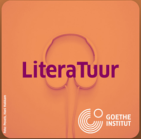 Das Cover hat eine Farbe, die sich zwischen orange und rosa bewegt. In der Mitte ist ein Kopfhörer im gleichen Farbton abgebildet. In lila Schrift steht mittig Literatuur, in der rechten unteren Ecke ist das Goethe Logo in weiß zu sehen.  