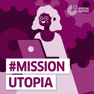 Eine Frau sitzt am Laptop, der Hintergrund ist violett