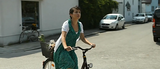 Die junge Frau Nevin fährt mit dem Fahrrad.