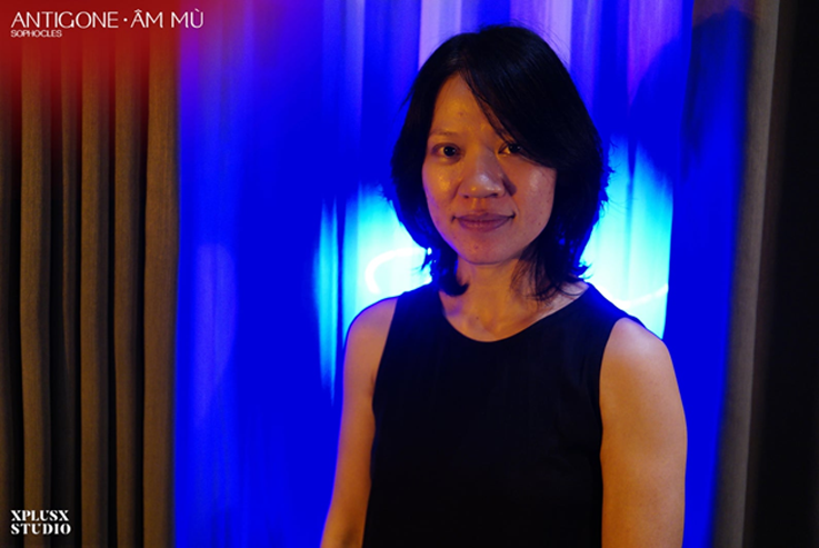 Nguyễn Thu Hậu (*1980) als Messenger<br><br>Nguyễn Thu Hậu ist Mitglied der Viplayback Theatre Group und hat 2020 als Schauspielerin an der Bühnenlesung ORESTEIA von Aeschylus unter der Regie von Hà Nguyên Long mitgewirkt. 2021 spielte sie beim Drama & Improvisation Festival (ATH Art Space) mit.