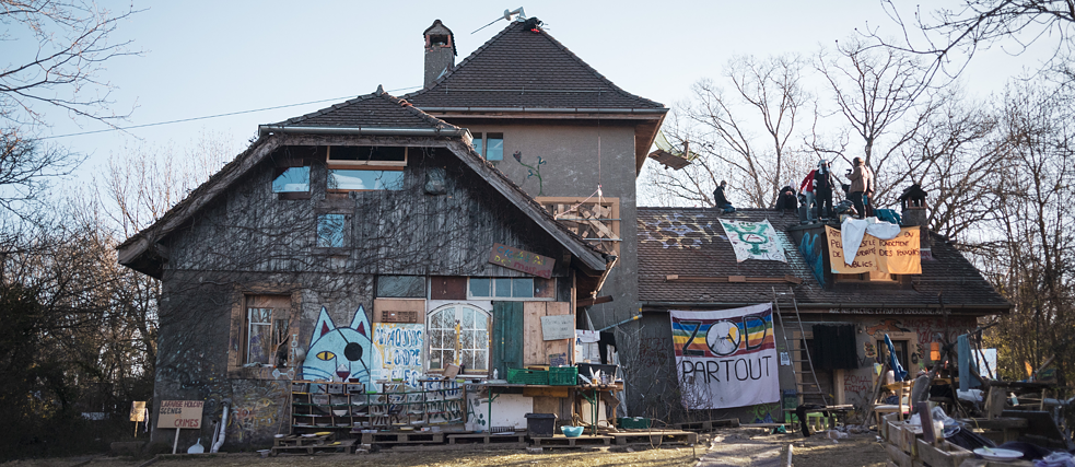 Die „ZAD de la Colline“ ist ein Protestcamp auf dem Mormont-Hügel in der Schweiz. Sie ist die erste ZAD der Schweiz und wurde errichtet, um die Erweiterung eines Steinbruchs durch das Zementunternehmen Holcim zu verhindern.