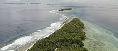 Ein paar Inseln der Inselstaats Tuvalu im türkisblauen Meer