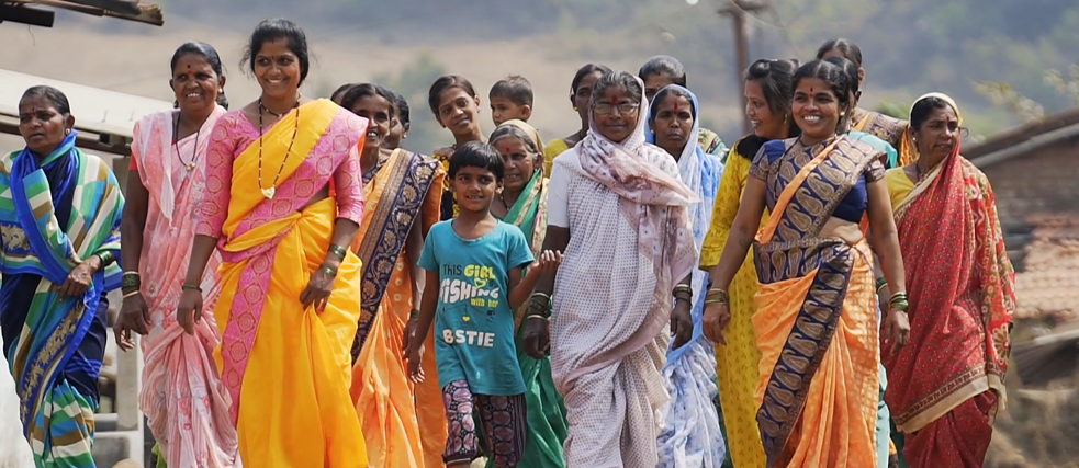 Viele Frauen laufen gemeinsam eine Straße lang