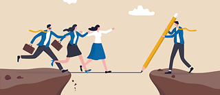 trois personnes marchent sur une ligne au-dessus d’un précipice entre deux montagnes