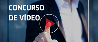 Homen clica em play na tela