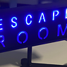 Cartel iluminado con inscripción en azul neón "Escape Room"