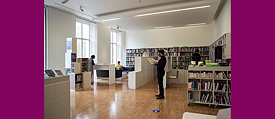 Ein Bücherregal in der Bibliothek des Goethe-Instituts
