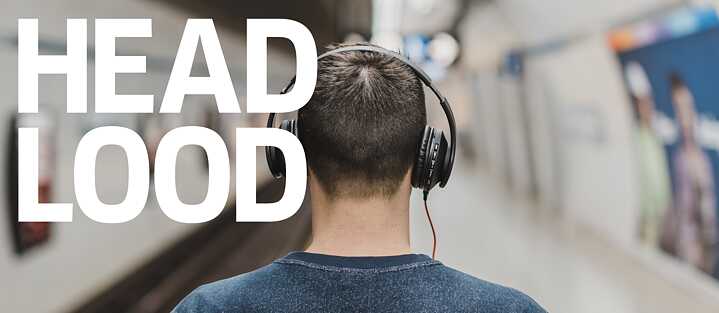 Taustal on mehe pea tagant poolt. Mehel on peas kõrvaklapid. Esiplaanil on sõnad Head lood.