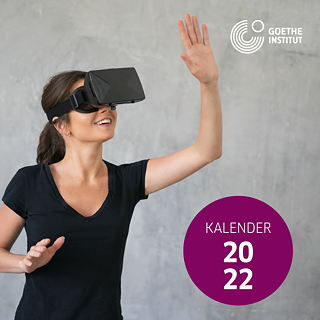 Eine Frau mit VR-Brille