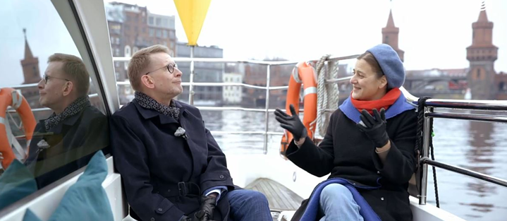 Philosopher Andreas Urs Sommer and author Catherine Newmark discuss the understanding of democracy while boating through Berlin. 
