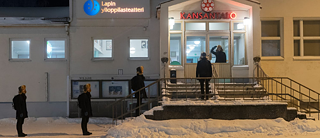 Ein Mann steht vor dem Cinema Rovaniemi im Winter