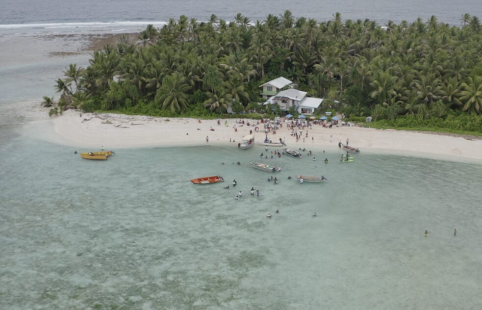 Luftbild von Menschen an einem Strand Tuvalus
