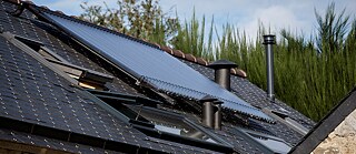 Die Sonnenwärme nutzen, um das Haus und das Wasser zu heizen.