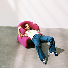 Ebow sitzt auf einem Sessel