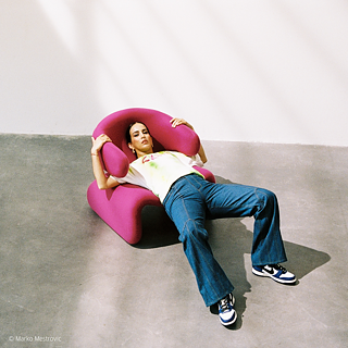 Ebow sitzt auf einem Sessel