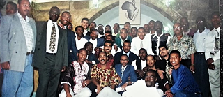 مجموعة مؤلفة من حوالي ٤٠ رجلاً أسود، في افتتاح مركز اجتماعي في القدس سنة ١٩٩٦.