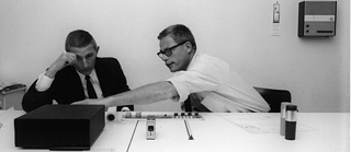 Fritz Eichler und Dieter Rams in der Braun Designabteilung, ca. 1965
