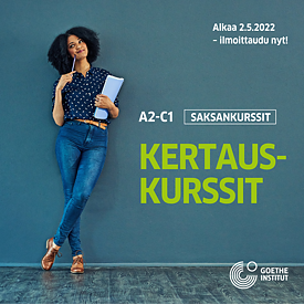 Eine Frau steht und überlegt nach etwas