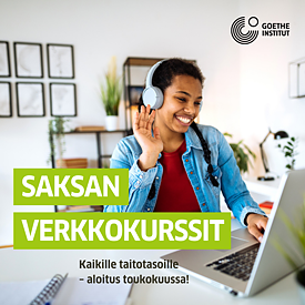 Eine Frau sitzt auf einen Laptop in einem Online-Meeting und winkt