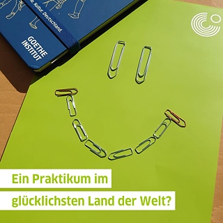 Eine Mappe mit Klammern, die ein lächelndes Gesicht bilden