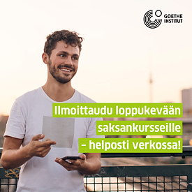 Ein Mann steht lächelnd ein Handy in der Hand, im Hintergrund die Silhouette von Berlin