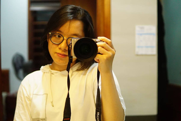 Nguyễn Hồng Ánh (*2001) | Bühnenfassung und interaktiven Texte<br><br>Nguyễn Hồng Ánh wirkte als Dramaturgin an der Bühnenlesung ORESTEIA von Aeschylus, einer Produktion des XplusX Studios, mit. In Antigone - Âm Mù ist sie für das interaktive Drehbuch verantwortlich, für das sie die meisten Geschichten verfasste und den Schnitt leitete. Neben ihrer Mitarbeit beim XplusX Studio ist sie auch Autorin, Filmemacherin. Sie studiert der Cinema & East Asian Studies an der Denison University, Ohio USA.