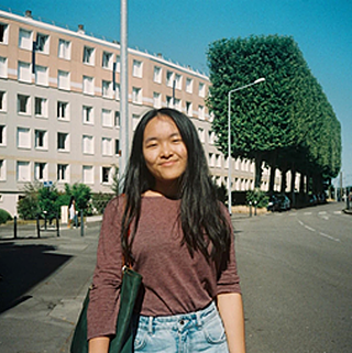Phạm Ngọc Minh Thư (*2002) | Bühnenmanager 2<br><br>Phạm Ngọc Minh Thư ist Student an der Monash University und studiert Film und Leinwand. Sie ist auch Koordinatorin des gemeinnützigen Projekts Espelune, bei dem sie ihren ersten unabhängigen Kurzfilm drehte.