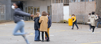 Les enfants passent leur récréation dans la cour de l'école. 