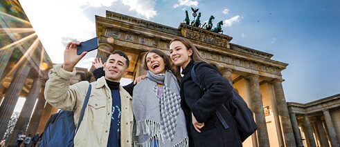 Selfie vor dem Brandenburger Tor Kultur- und Freizeitprogramm Berlin