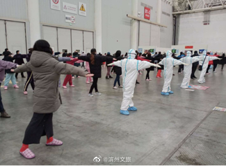 Gymnastik-Übungen in einem Fangcang in Wuhan, März 2020