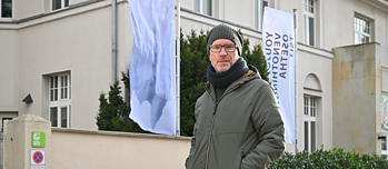 Daniel Rode vor dem Goethe-Institut in Dresden 