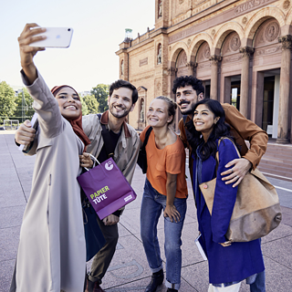 Eine Gruppe von jungen Erwachsenen macht ein Gruppenselfie