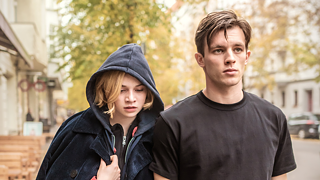 Filmstill aus „Je suis Karl“ von Christian Schwochow, 2021