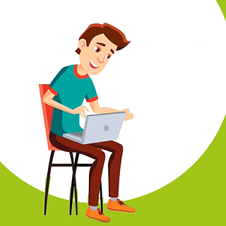 Ein Junge sitzt auf einem Stuhl und arbeitet an seinem Laptop, den er auf dem Schoß hat.