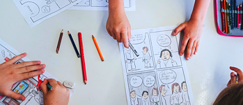 Die Schüler*innen beim kreativen Gestalten der Comics