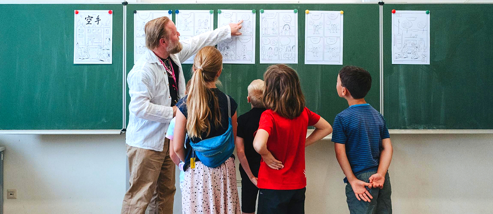 Mit dem Künstler Mamei gestaltet die Klasse Comics zum Thema Respekt