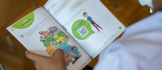 One person looks at the activity "Cities in Germany".