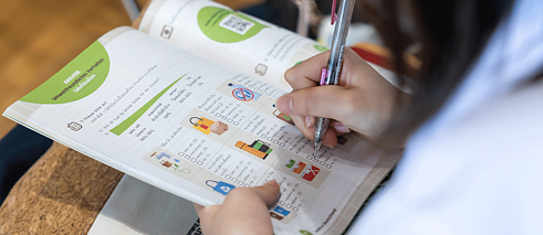 One person ticks solutions in the book "Kawin in Germany".